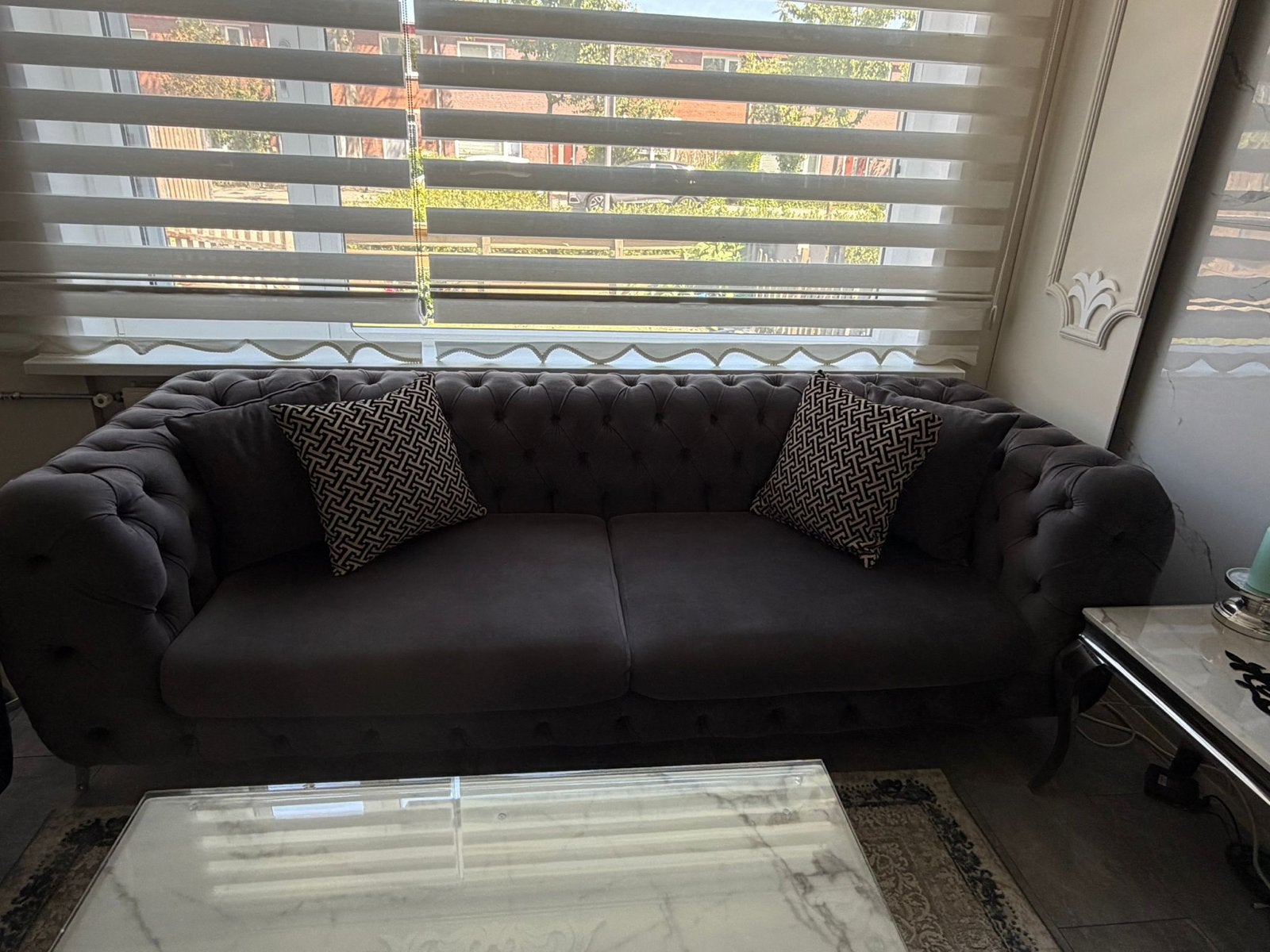 Luxe Grijze Chesterfield Bank met Fauteuil, Ophalen, Driepersoons, 75 tot 100 cm, Zo goed als nieuw