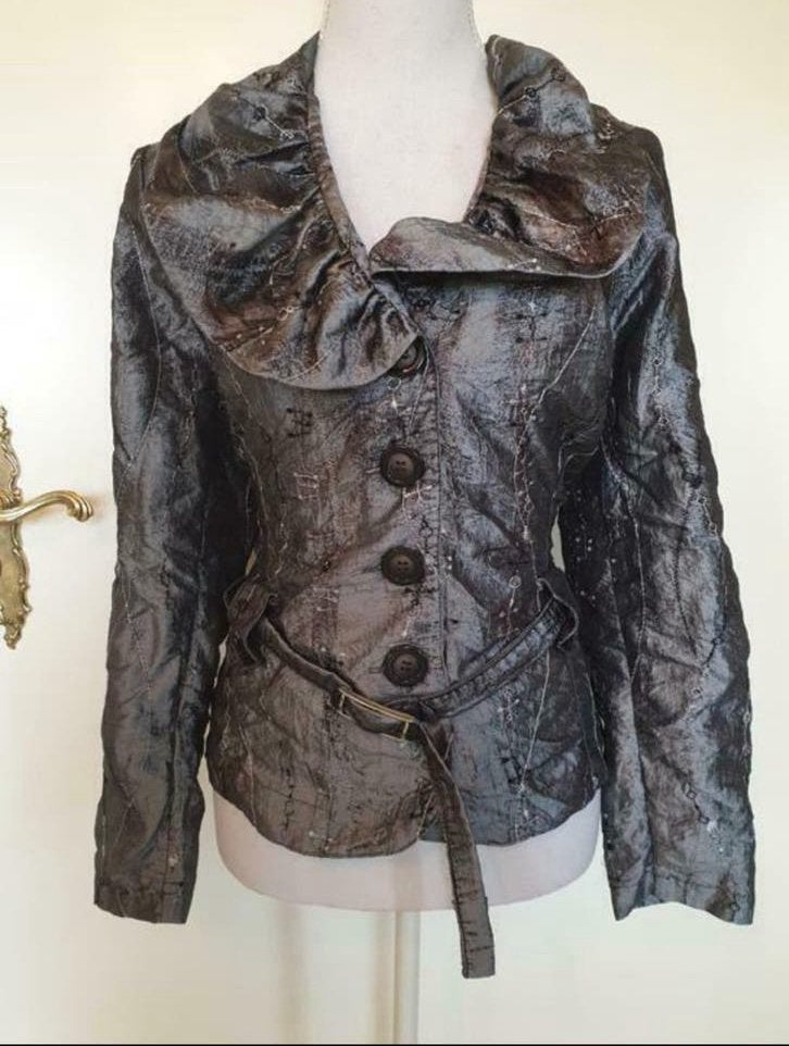 Stijlvol Zwart Jasje met Ruffle Kraag en Ceintuur - metallic, Ophalen of Verzenden, Zo goed als nieuw, Maat 38/40 (M), Zwart