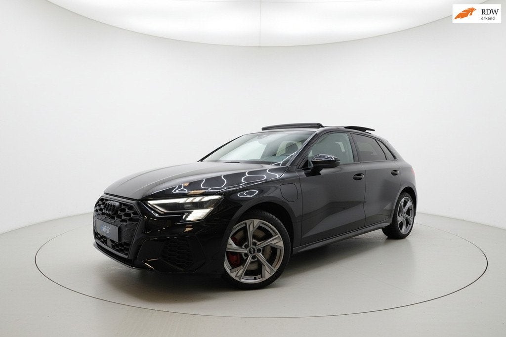 Audi A3 Sportback 45 TFSI e 2x S LINE Competition VIRTUAL PA, Auto's, Audi, Gebruikt, Zwart, 4 cilinders, Zwart