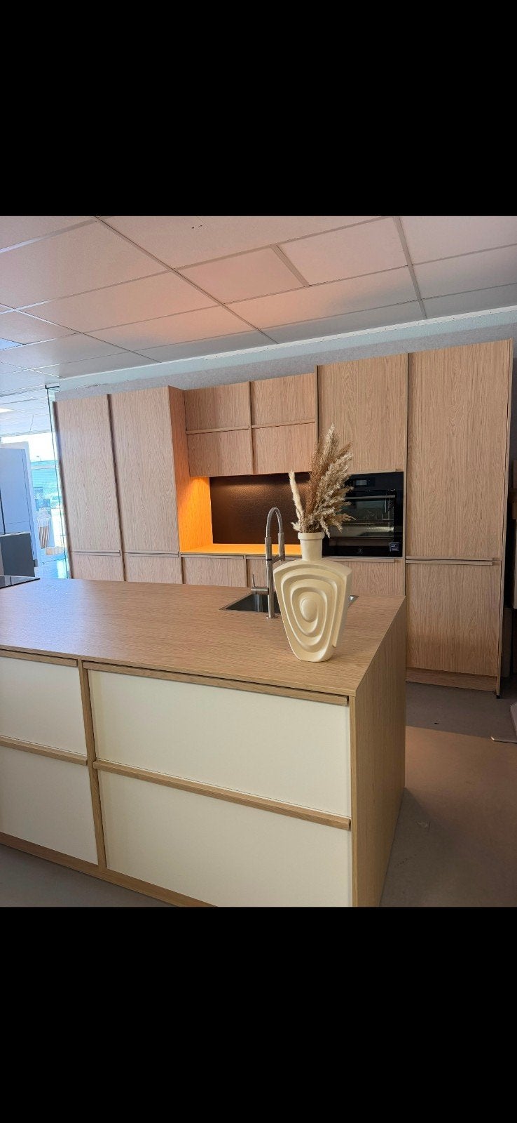Moderne houten japandi style keuken met kookeiland en inbouw, Gebruikt, Bruin, Dubbelwandige keuken, Ophalen of Verzenden