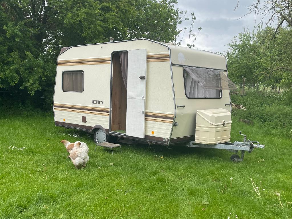 BÜRSTNER Caravan, Caravans en Kamperen, Caravans, Particulier, tot en met 4, 750 - 1000 kg, Treinzit, Bürstner, 2 aparte bedden