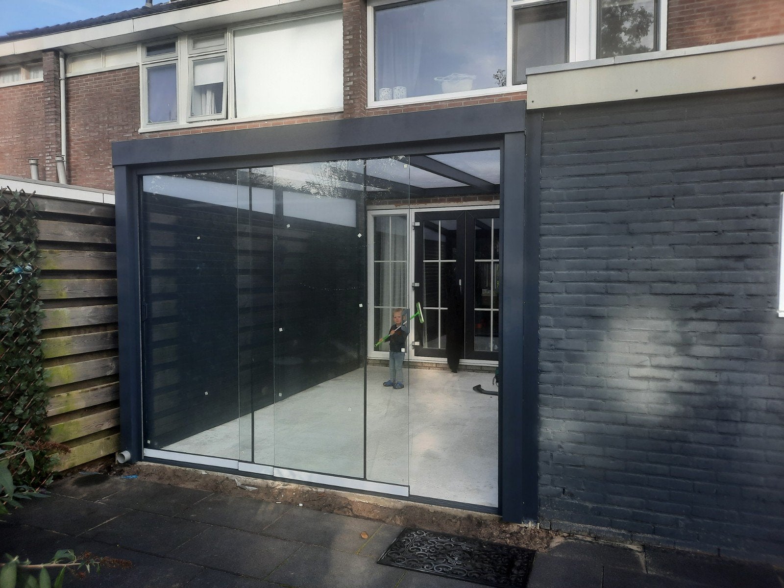 Foto 2 van Moderne Veranda/Tuinkamer met Glazen Schuifwanden