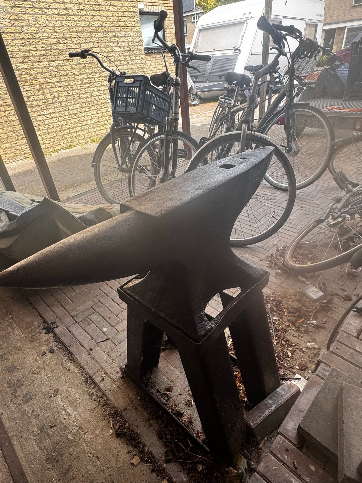 Robuust Aambeeld met Onderstel - Ideaal voor Smeden, Ophalen, Gebruikt