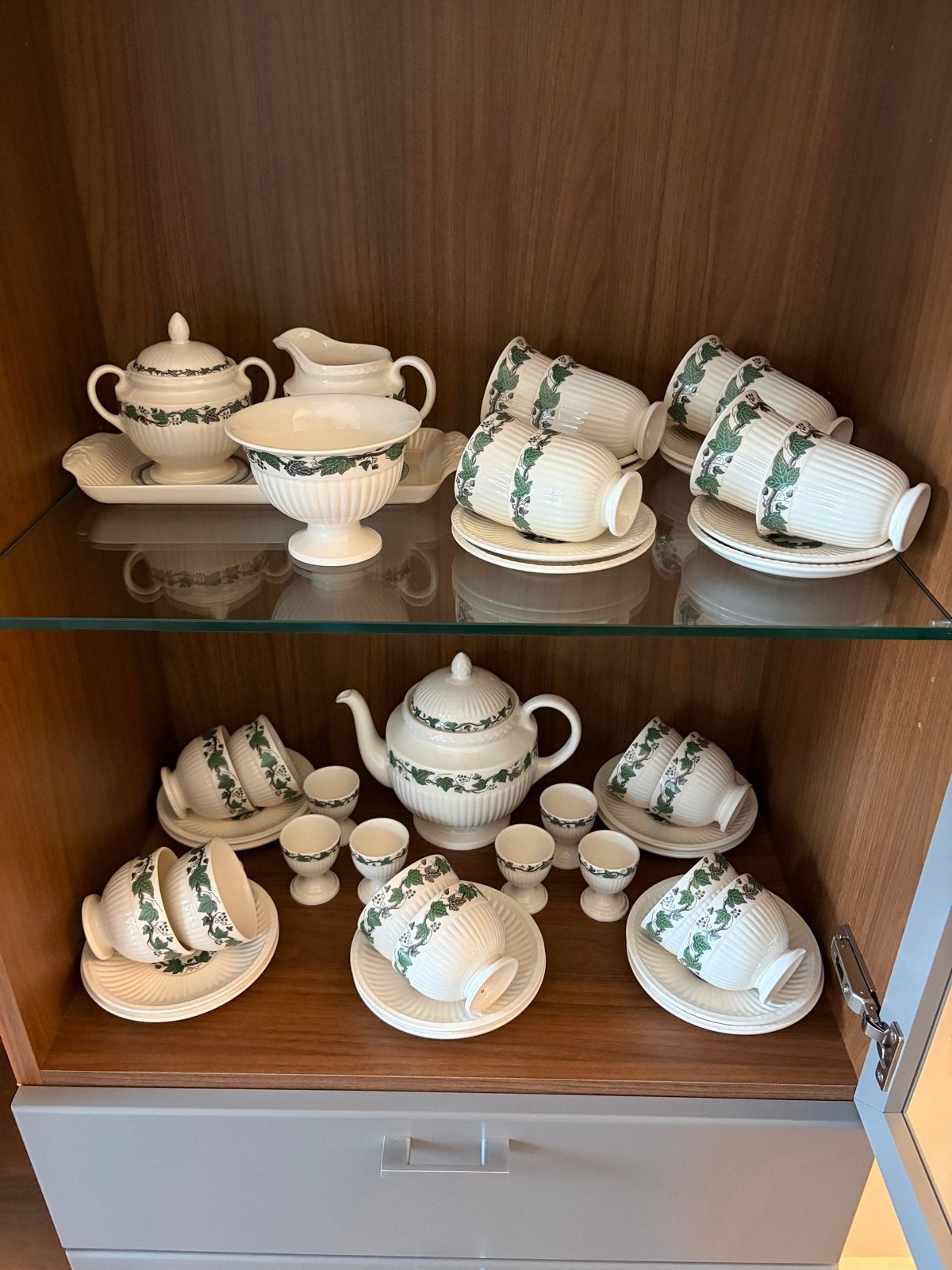 Compleet servies Wedgwood Stratford, Huis en Inrichting, Keuken | Servies, Ophalen, Keramiek, Zo goed als nieuw, Overige stijlen