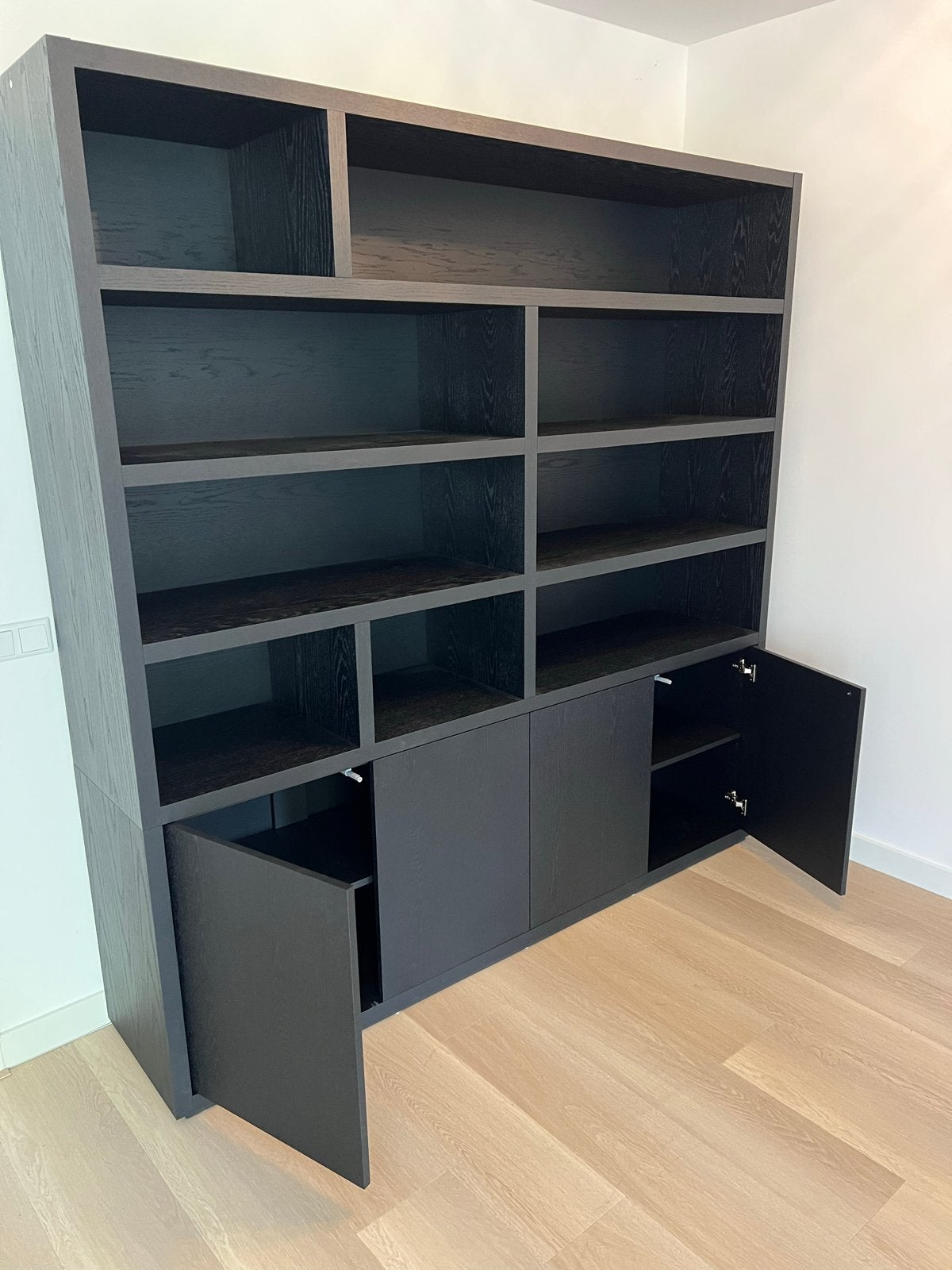 Moderne zwarte boeken/ schappenkast met deuren en planken, Ophalen, 200 cm of meer, 150 tot 200 cm, Zo goed als nieuw