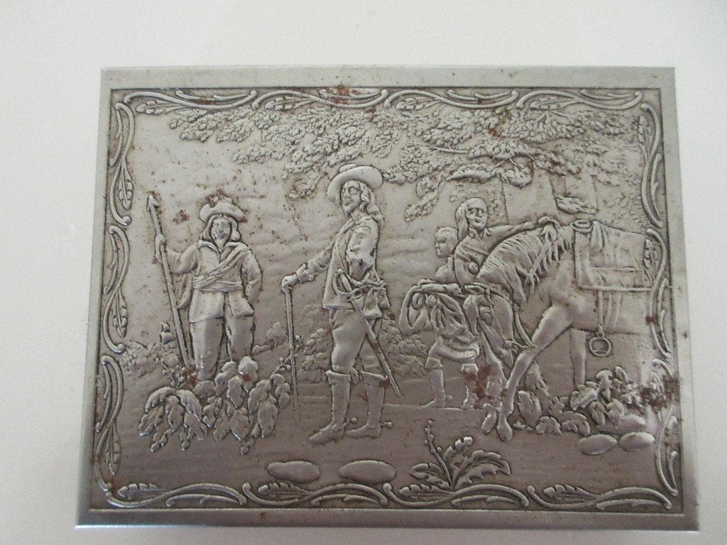 Vintage tabaksdoos, zilverkleurig metaal met reliëf, Verzamelen, Rookartikelen, Aanstekers en Luciferdoosjes, Zo goed als nieuw
