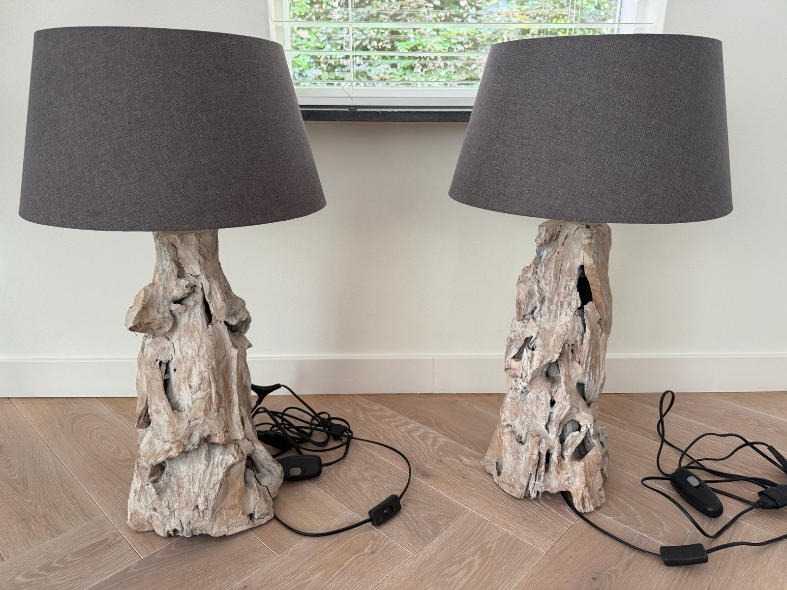 Set van 2 unieke drijfhout tafellampen met taupe kleur kap, Huis en Inrichting, Lampen | Tafellampen, Ophalen, Zo goed als nieuw