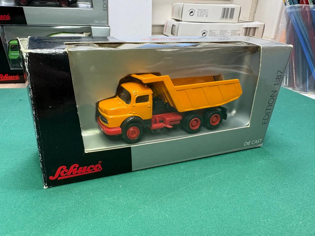 Schuco Mercedes LAK2624 oranje IMG7397, Hobby en Vrije tijd, Modelauto's | 1:87, Ophalen of Verzenden, Nieuw, Bus of Vrachtwagen