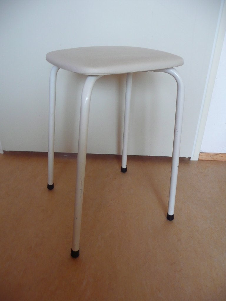Leuke wit skai kunstleren retro kruk, vintage krukje, Ophalen, Huis en Inrichting