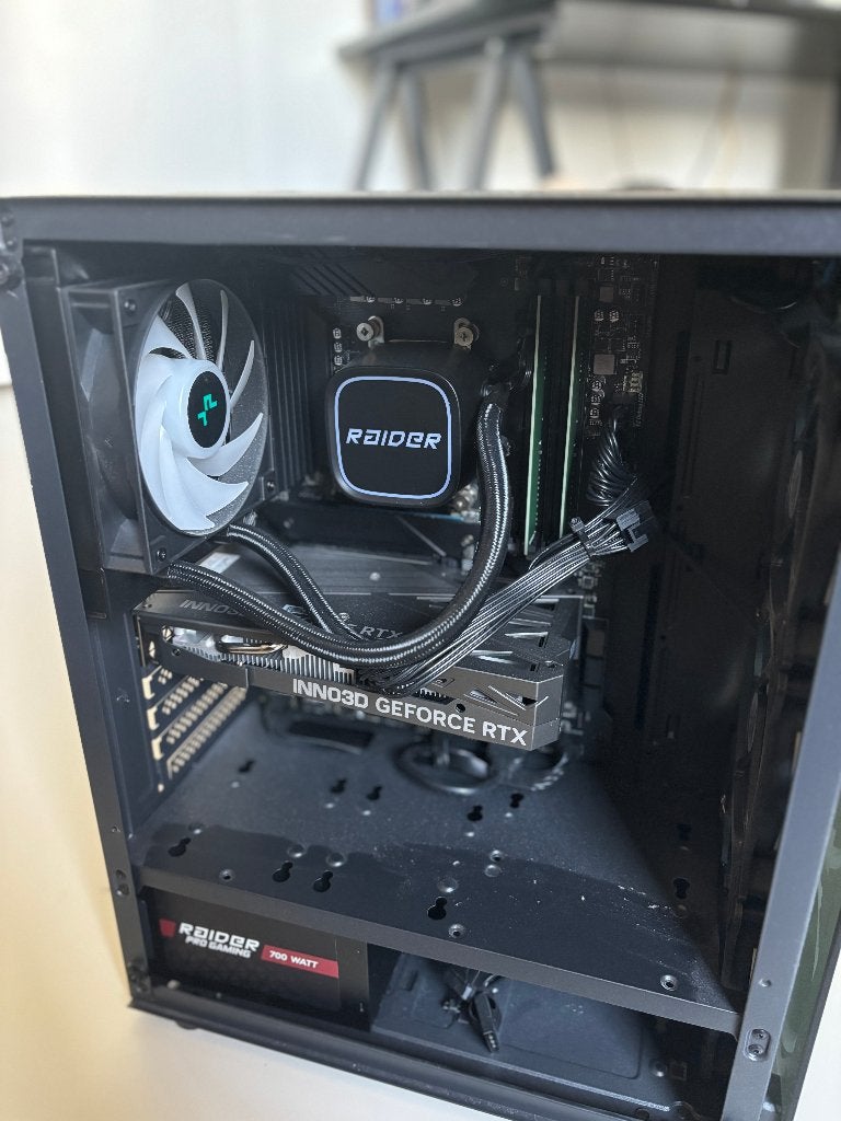 Foto 4 van gaming pc 4060 en monitor 30inch 200h raidar