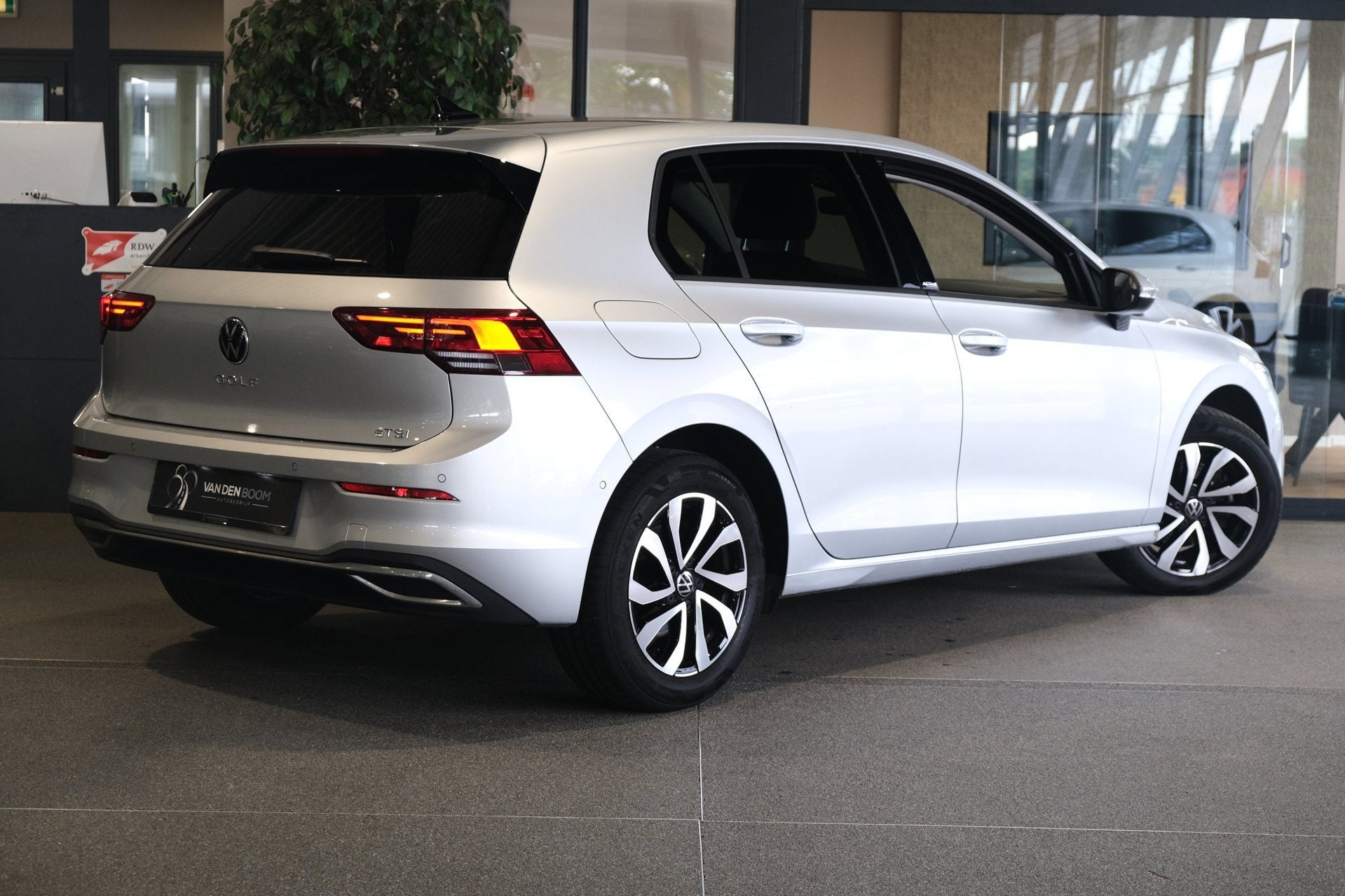 Volkswagen Golf 8 1.5 eTSI 130PK DSG Active Led Navi Cam ACC, 4 cilinders, Leder en Stof, Origineel Nederlands, Bedrijf