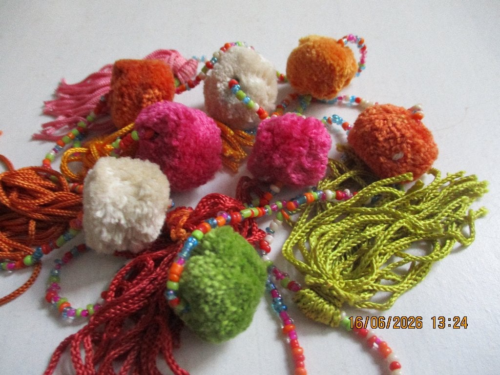ketting india met glas kraaltjes en kwasten van wol 114 cm., Ophalen of Verzenden, Gebruikt, Overige kleuren, Overige materialen
