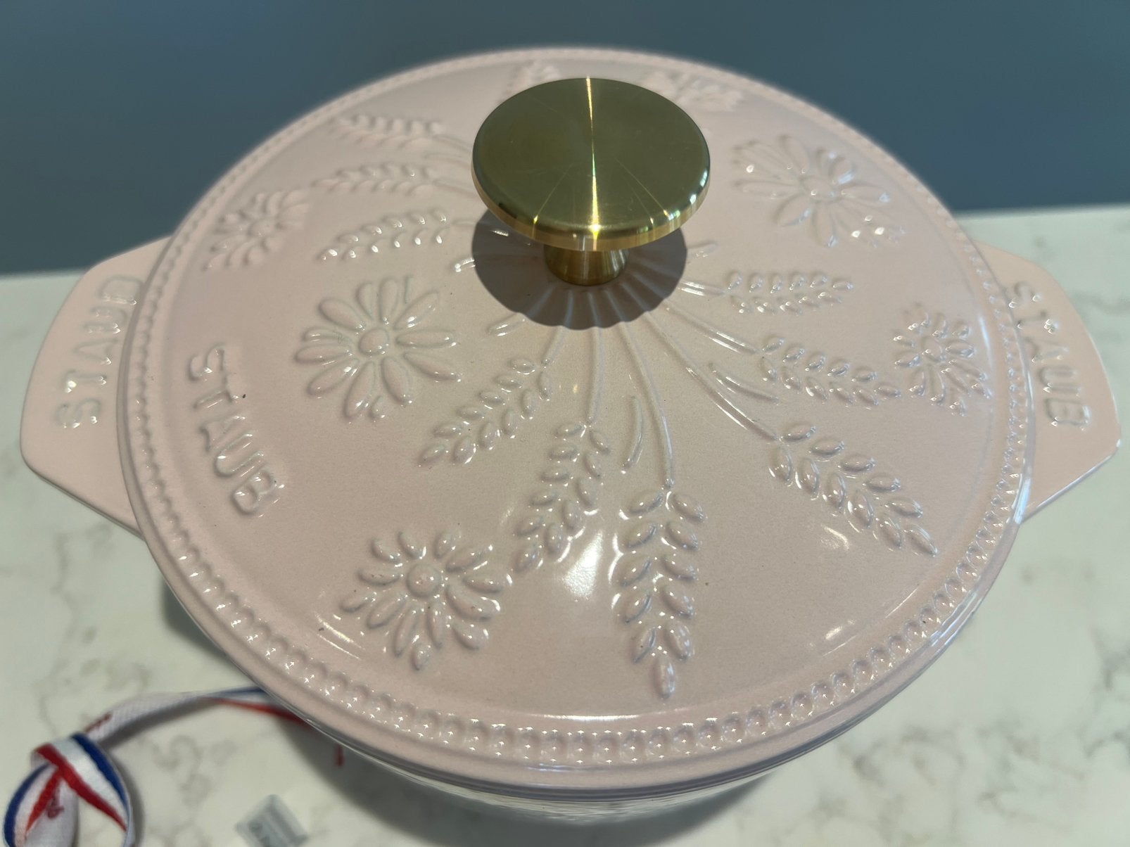 Nieuwe Staub Gohan/rijstpan 16 cm Sorbet Pink, Gietijzer, Nieuw, Ophalen of Verzenden, Staub