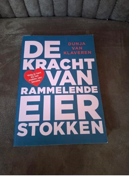 De Kracht van Rammelende Eierstokken - Dunja van Klaveren, Ophalen of Verzenden, Zo goed als nieuw