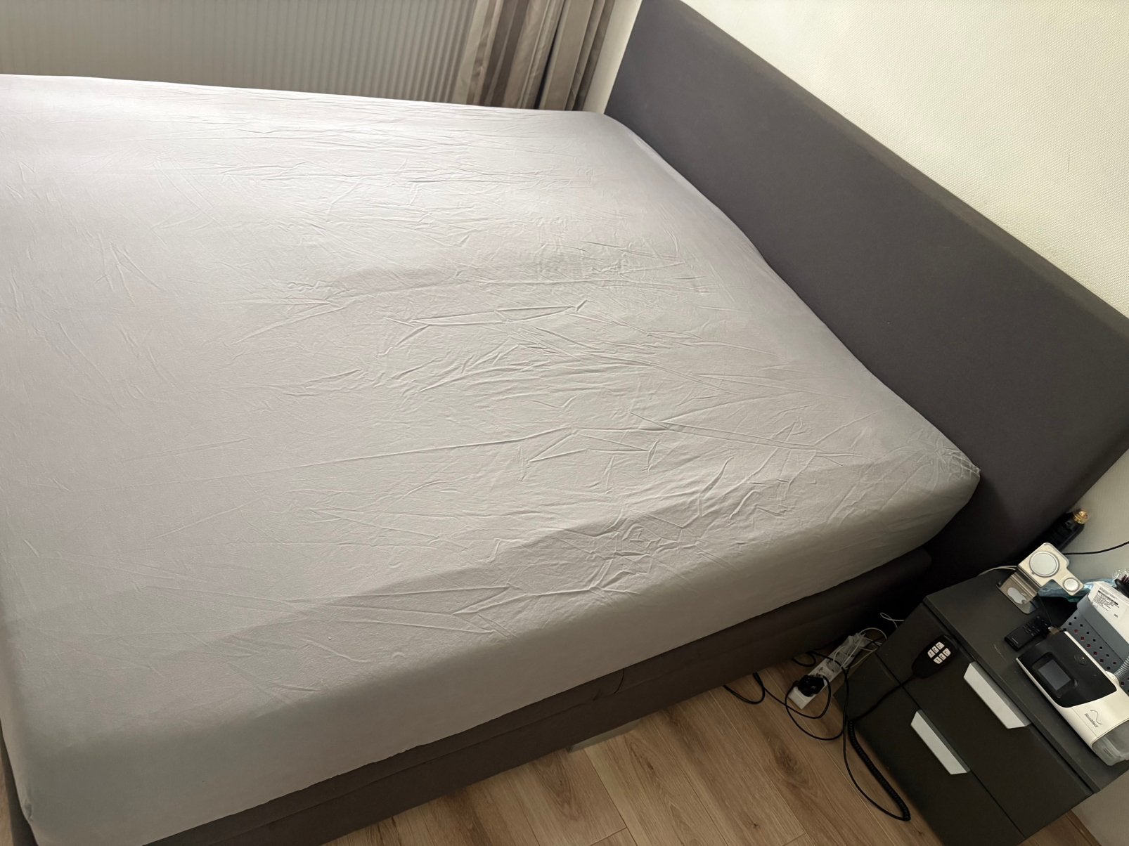 Tweepersoonsbed met hoofdbord - Grijs, Huis en Inrichting, Slaapkamer | Boxsprings, Gebruikt, Tweepersoons, Ophalen of Verzenden