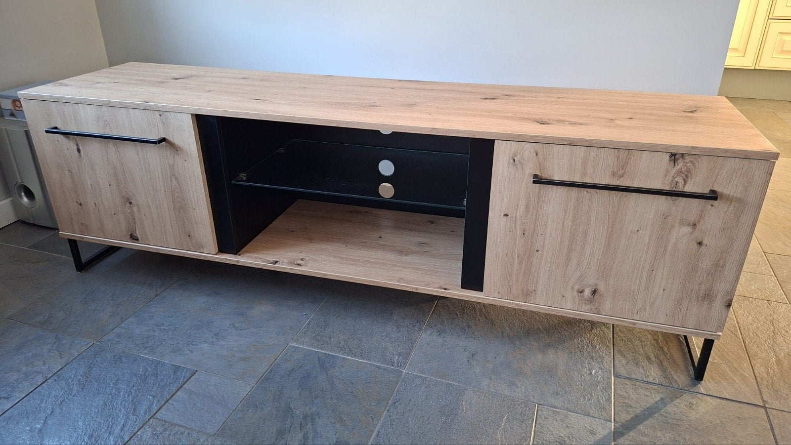 Modern TV meubel met stalen poten en glazen plank, Huis en Inrichting, Ophalen, Glas, 150 tot 200 cm, Zo goed als nieuw