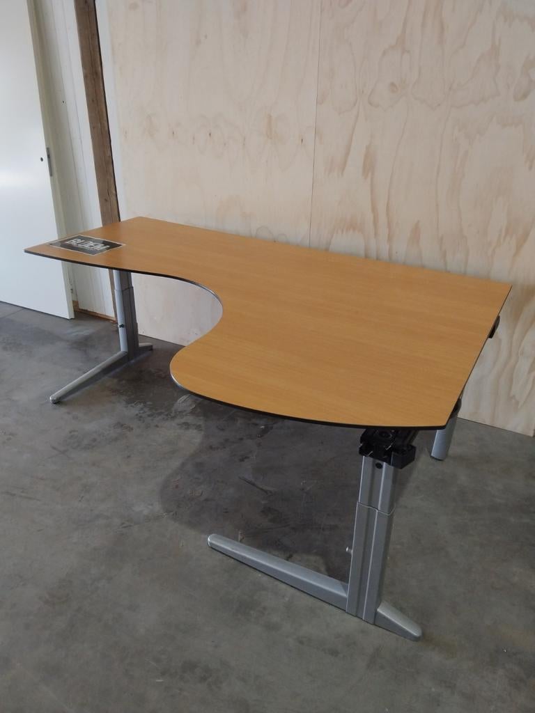 Hoekbureau ahrend, Ophalen, In hoogte verstelbaar, Zo goed als nieuw