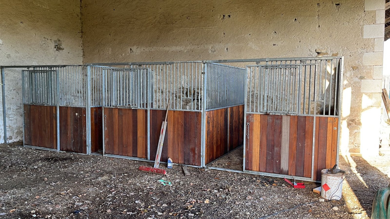 3 paardenstallen, Dieren en Toebehoren, Stalling en Weidegang