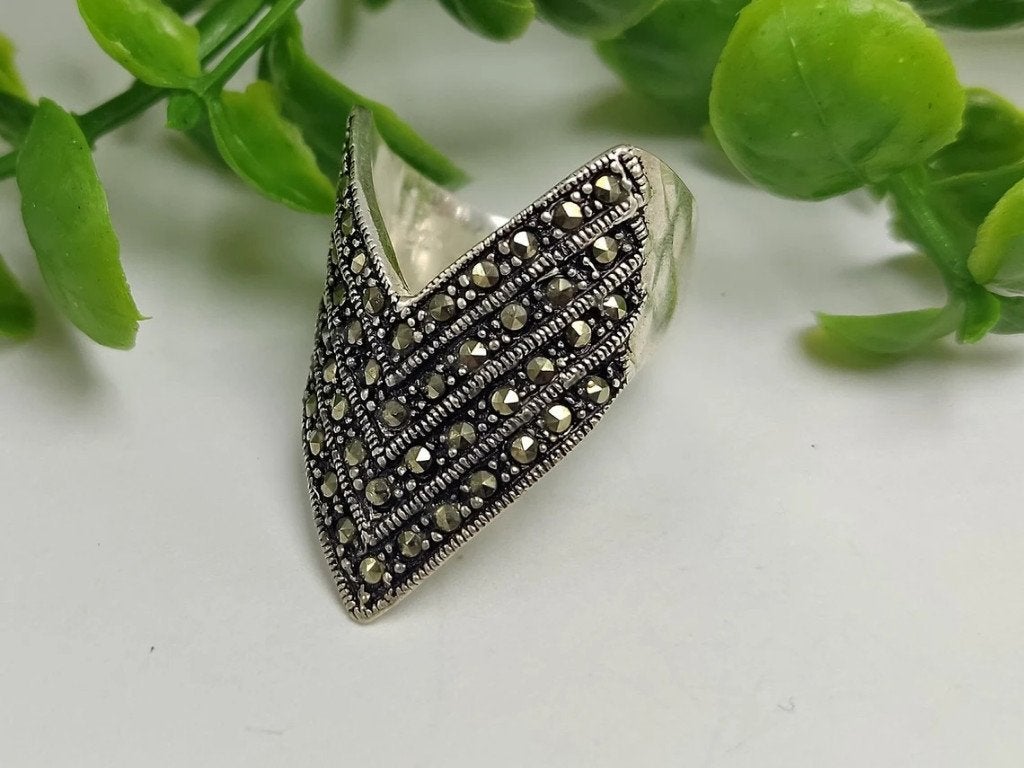 Schitterende opvallende zilveren ring met vele marcasietjes, 20 of groter, Verzenden, Nieuw, Met edelsteen