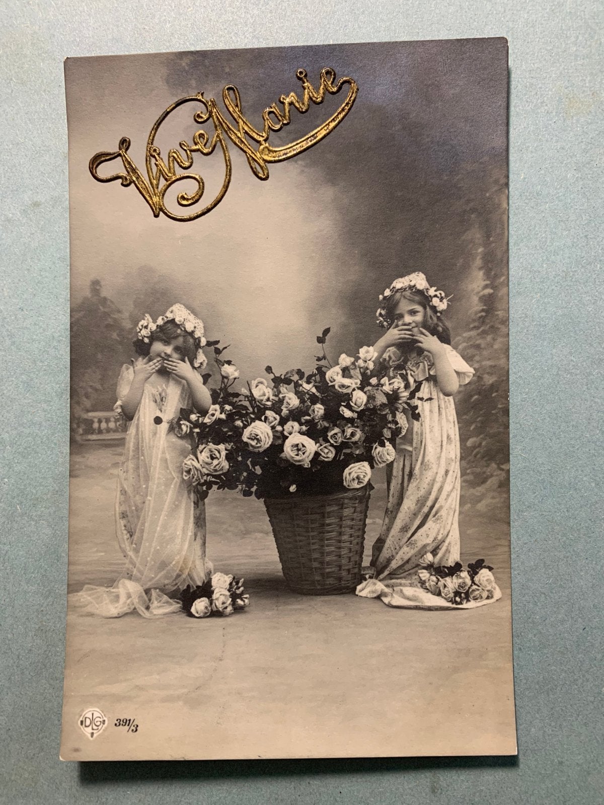 Vive Marie - twee meisjes met mand rozen, Ophalen of Verzenden, Voor 1920, Gelopen, Kinderen