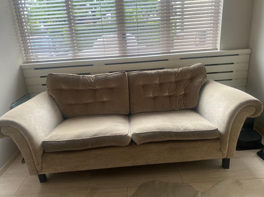 Bank van Duresta in licht taupe, Ronde arm leuning, knopen, Gebruikt, 75 tot 100 cm, Ophalen of Verzenden