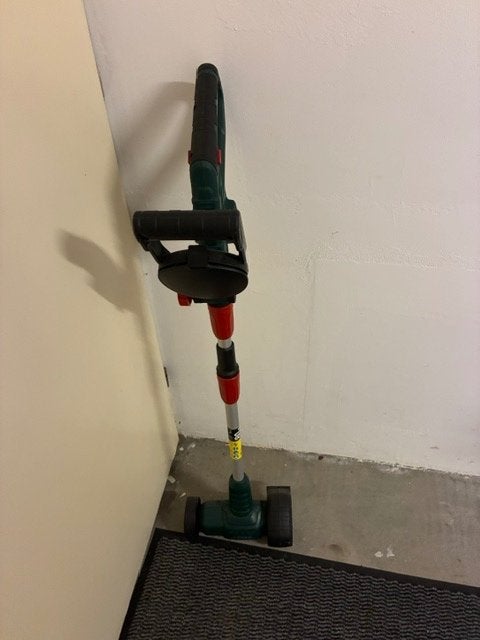 Op accu apparaat wat onkruid weghaalt, tussen de tegels., Tuin en Terras, Ophalen