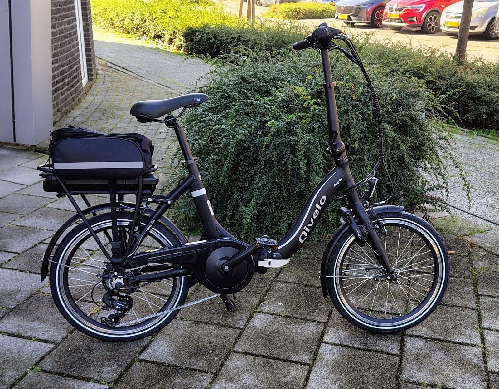 prachtige zwarte electrische vouwfiets merk Qivelo Vogue