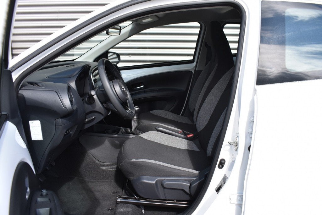 Toyota AYGO X 1.0 VVT-I MT PLAY / DEALER ONDERHOUDEN / CARPL, 31 €/maand, 920 kg, 4 stoelen, Wit