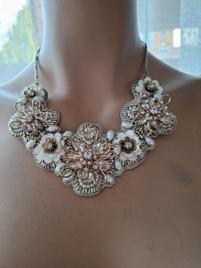 Statement ketting met bloemen, parels en kristallen, Met kristal, Overige materialen, Wit, Ophalen of Verzenden