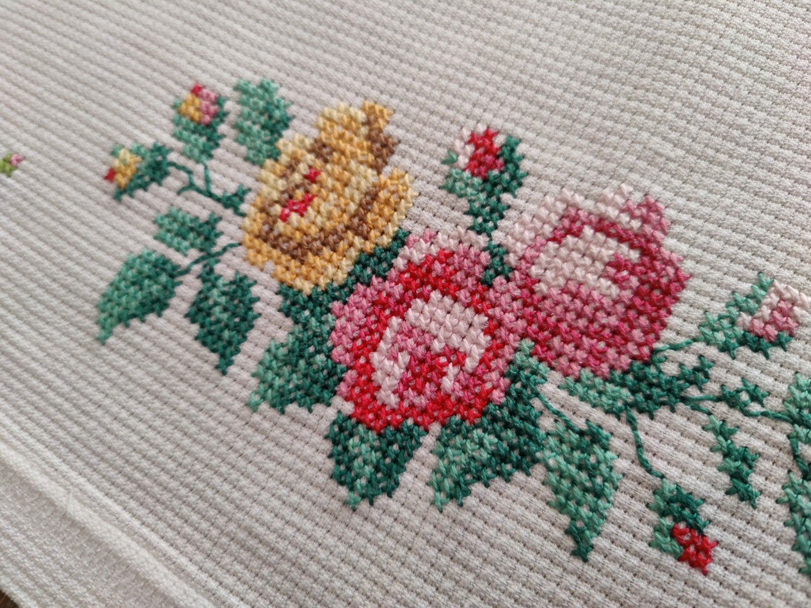 Hand geborduurd tafelkleed met rozen, Verzenden