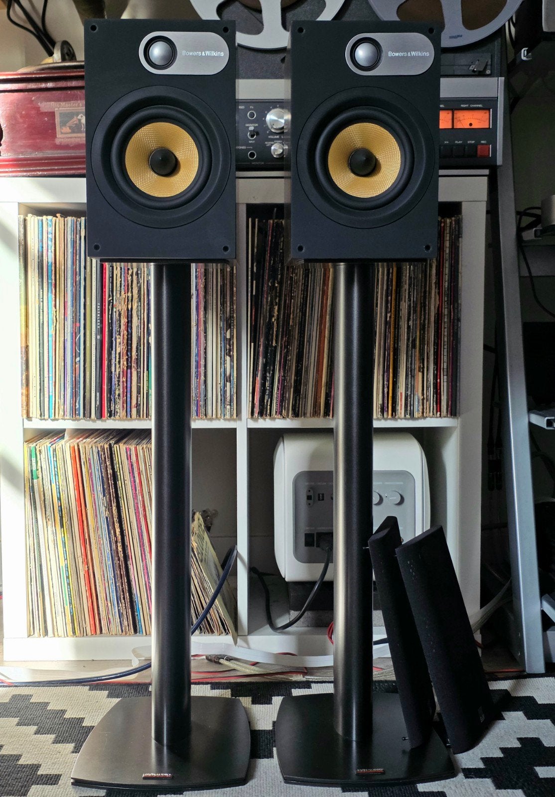 Bowers & Wilkins 686 met Dynaudio Stand 1