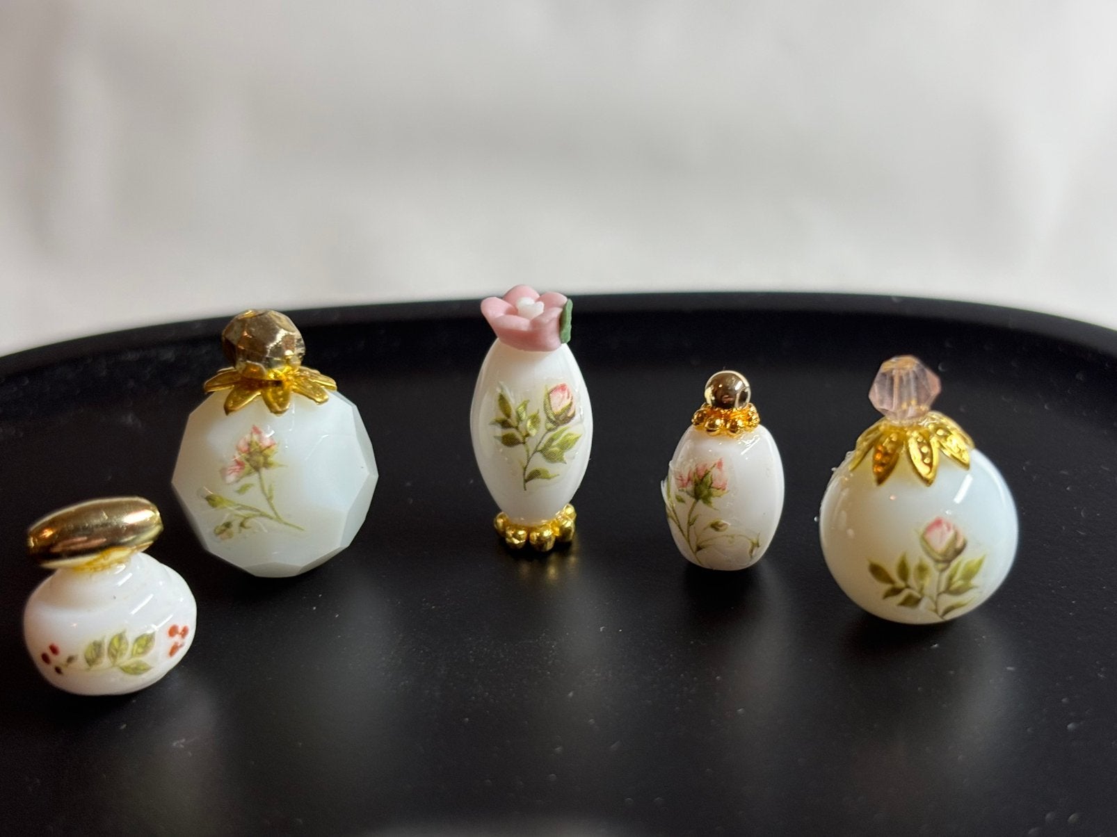 Parfum flesjes met echte witte glaskralen, Ophalen of Verzenden, Nieuw, Poppenhuis
