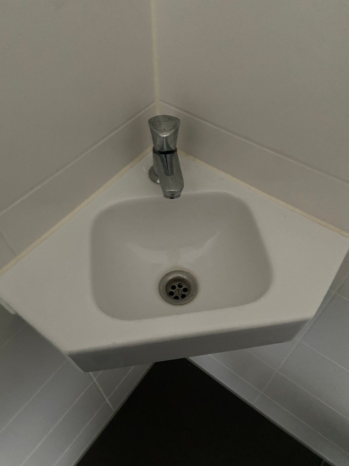 Compacte Hoekwastafel Inclusief Kraan, Doe-het-zelf en Verbouw, Ophalen, Zo goed als nieuw, Chroom, Wastafel
