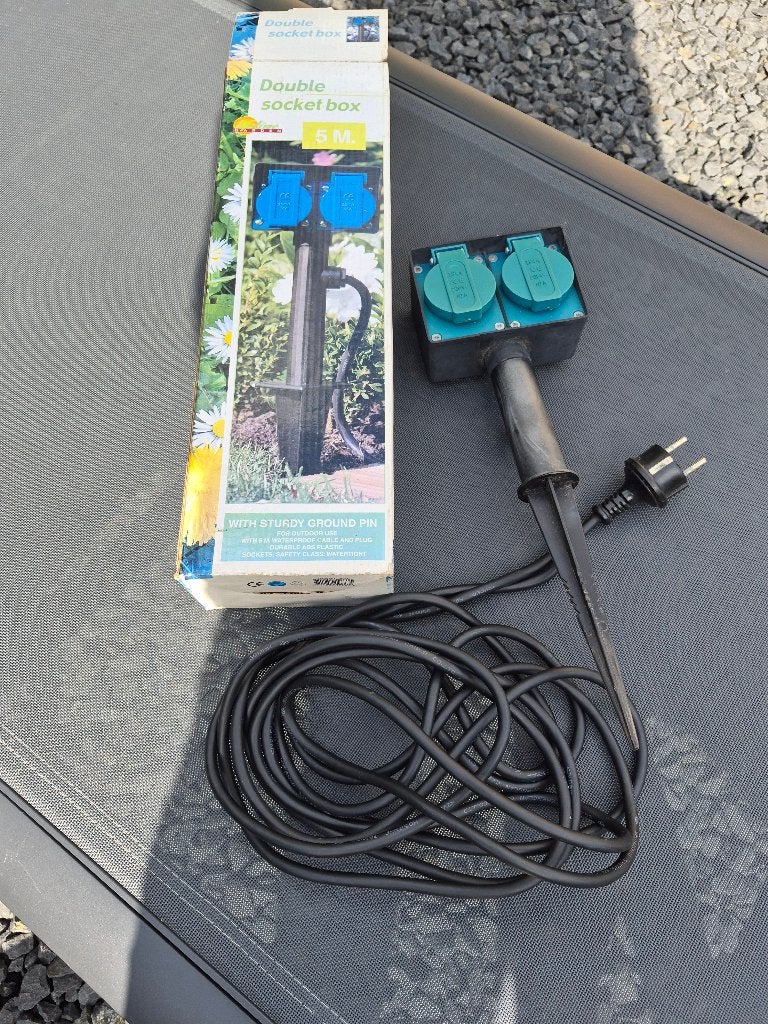 Te Koop - Verlengsnoer met dubbele contactdoos en grondspies, Tuin en Terras, Kunststof, Gebruikt, Minder dan 50 watt, Overige typen