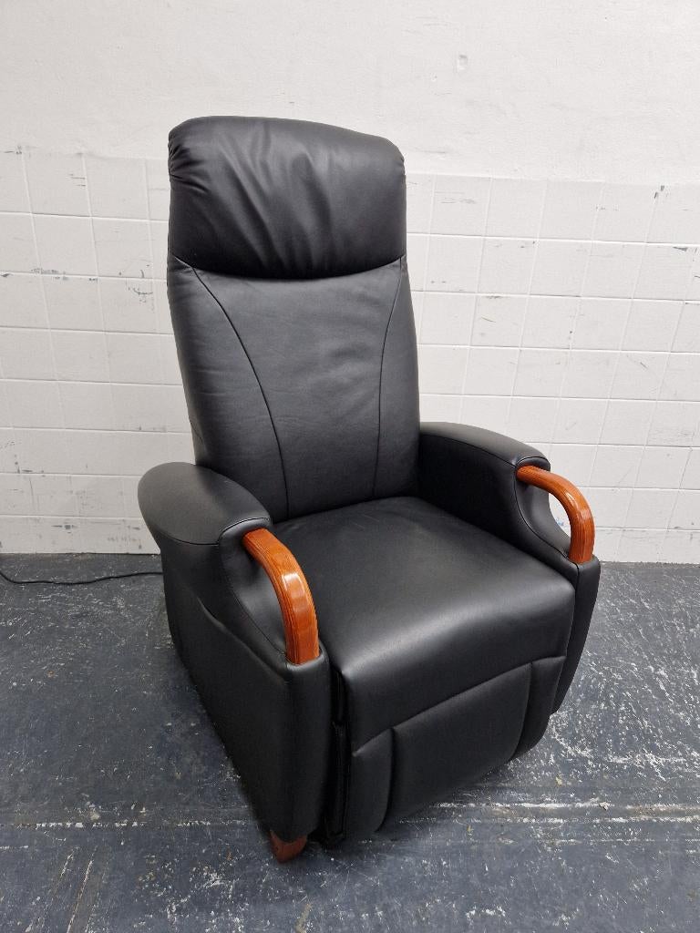 Fitform relaxfauteuil met sta op functie in zwart leer, Ophalen, Gebruikt, Fitform, Minder dan 75 cm