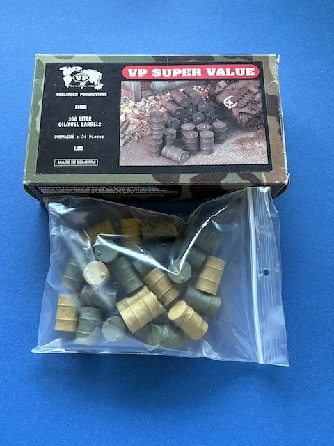 Verlinden	1108	200 litre oil/fuel barrels  23x	1/35	geverfd, Hobby en Vrije tijd, Verzenden, 1:35 tot 1:50