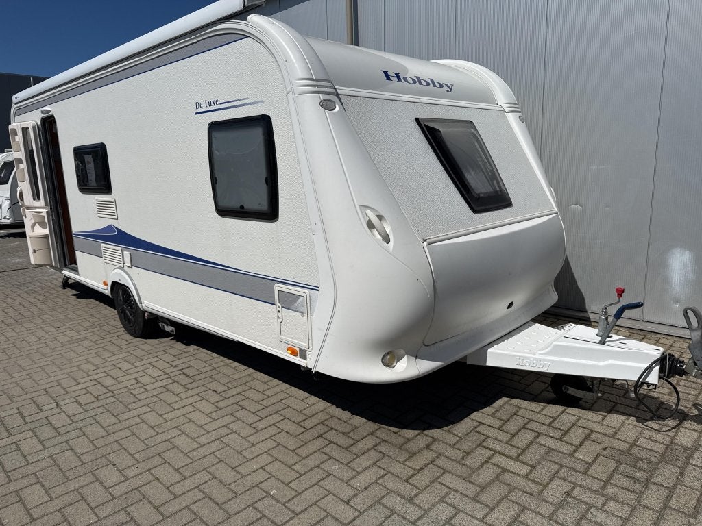 Hobby De Luxe 560 KMFE Stapelbedden, airco, Caravans en Kamperen, Caravans, Bedrijf, Treinzit, 5 tot 6 meter, 1250 - 1500 kg