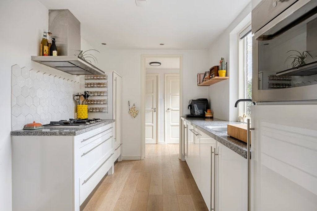 Witte parallel keuken
