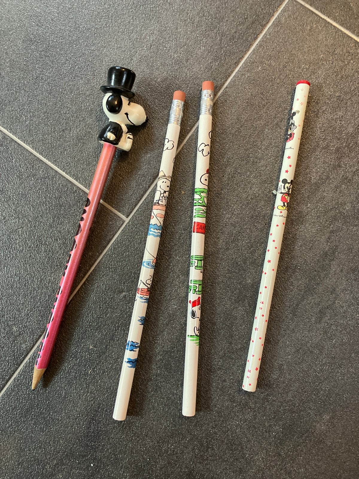 3 Snoopy potloden, 1 Mickey Mouse, Ophalen of Verzenden, Mickey Mouse, Zo goed als nieuw, Beeldje of Figuurtje