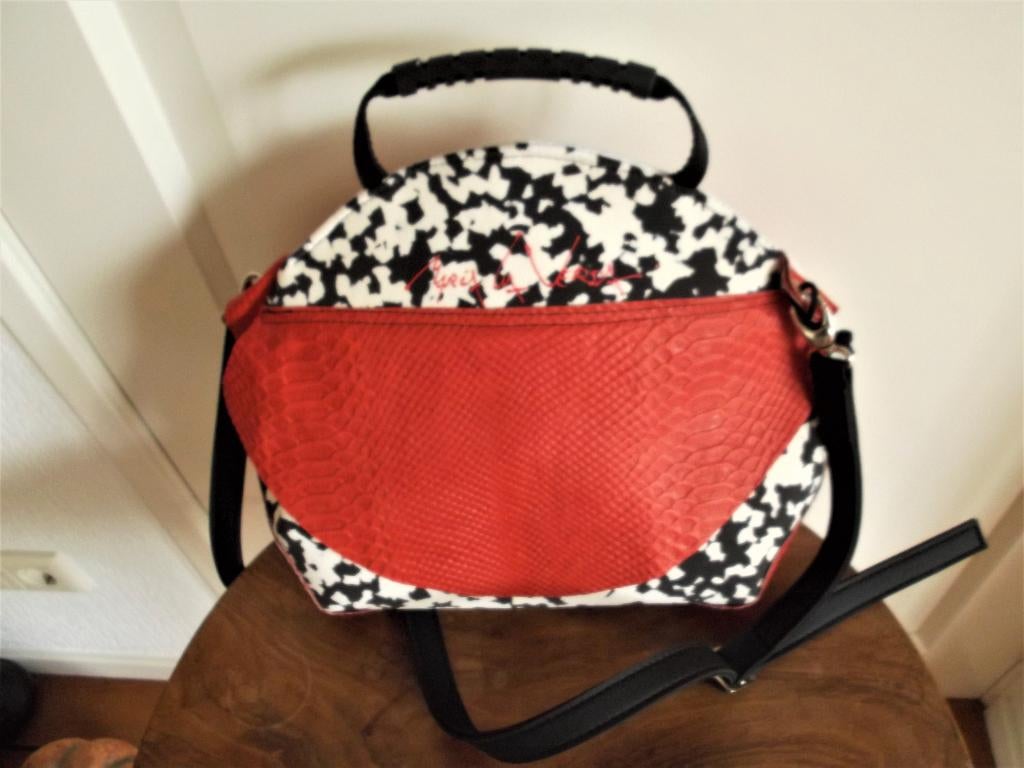 Een leuke fleurige dames schoudertas in rood / wit/ zwart, Ophalen of Verzenden, Nieuw, Rood, Overige merken