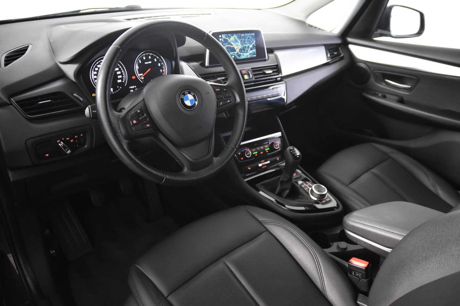 BMW 2 Serie Active Tourer 216i *1ste Eigenaar*Leer*Trekhaak*, Auto's, BMW, Voorwielaandrijving, Gebruikt, Zwart, Leder