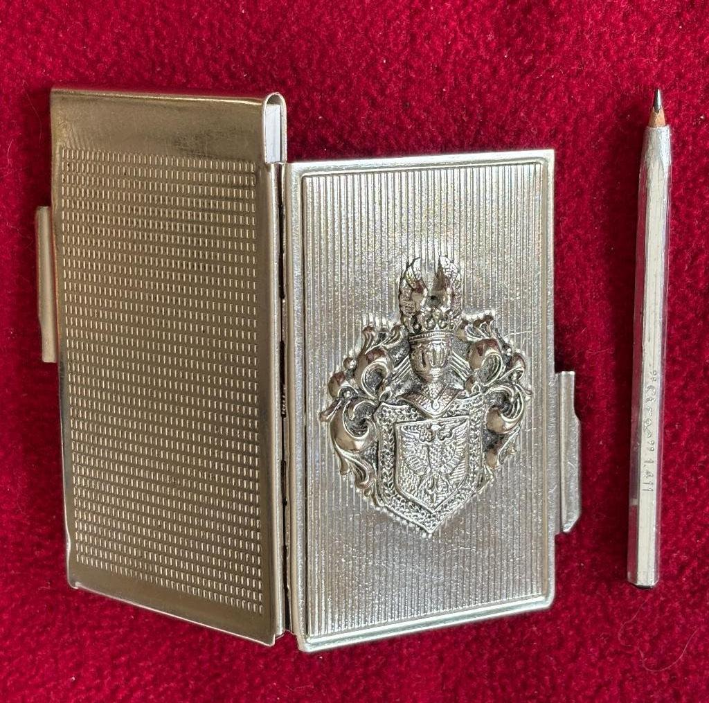 Aantekenboekje in metalen houder met potloodje, Antiek en Kunst, Antiek | Goud en Zilver, Ophalen of Verzenden
