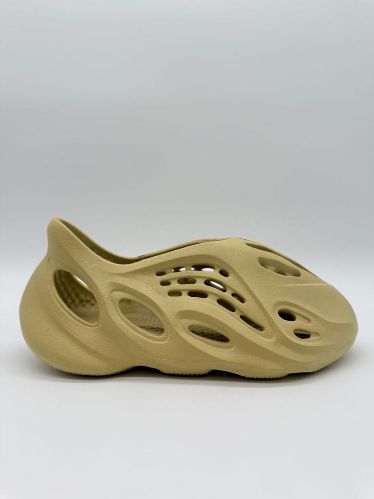 Yeezy Foam Runner Sulfur - Maat 43 - Nieuw (DS), Kleding | Heren, Schoenen, Overige kleuren, ., Nieuw, Ophalen of Verzenden
