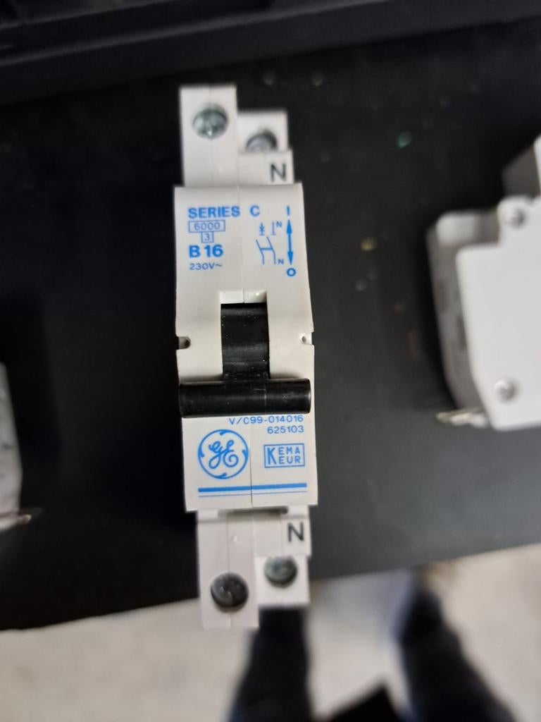 3 maal GE B16 230V automaat, Doe-het-zelf en Verbouw, Elektra en Kabels, Ophalen, Gebruikt, Schakelaar