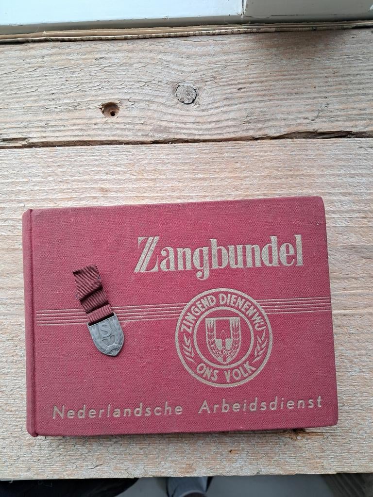 Nad boekje en speld, Verzamelen, Militaria | Tweede Wereldoorlog, Ophalen of Verzenden, Nederland, Boek of Tijdschrift