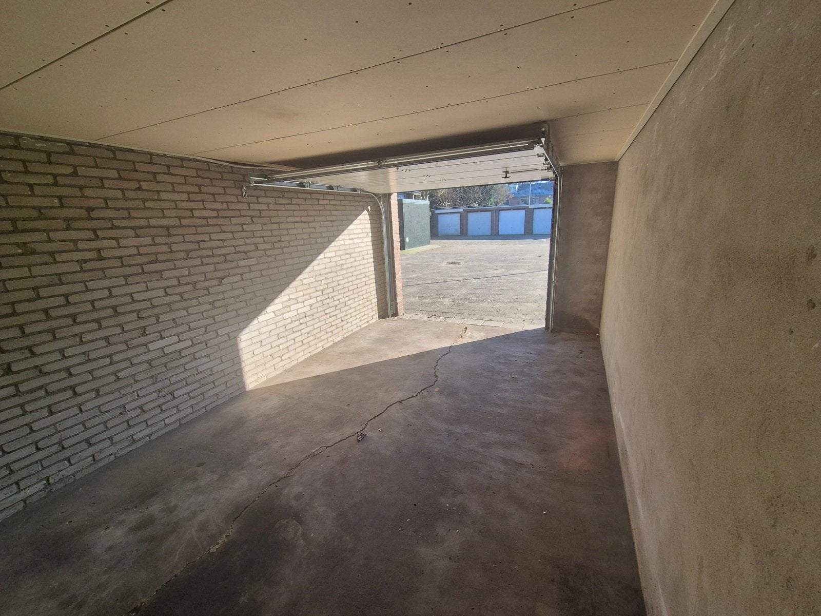 Te Huur | EXTRA BREDE Garagebox | Barendrecht | Centrum, Auto diversen, Autostallingen en Garages
