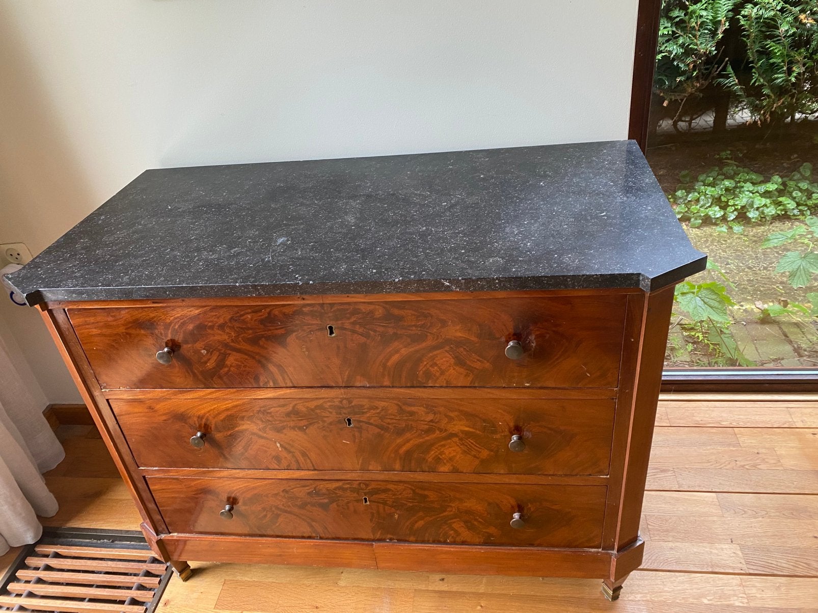 Antieke mahonie houten commode met zwart marmeren blad., Ophalen