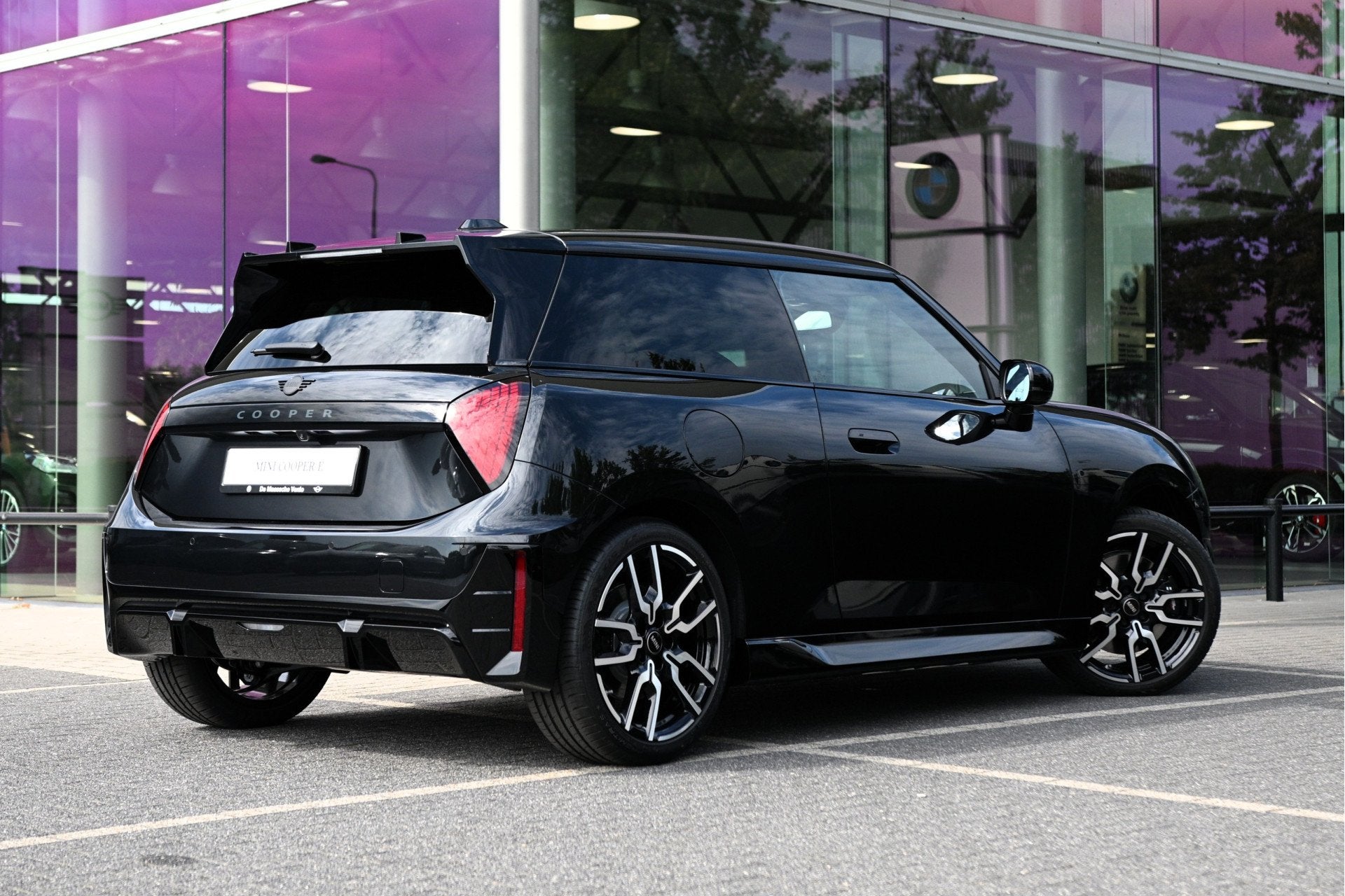 MINI Hatchback Cooper E / John Cooper Works / Pakket L / 18", Auto's, Dealer onderhouden, Lane Departure Warning, Zwart, 4 stoelen