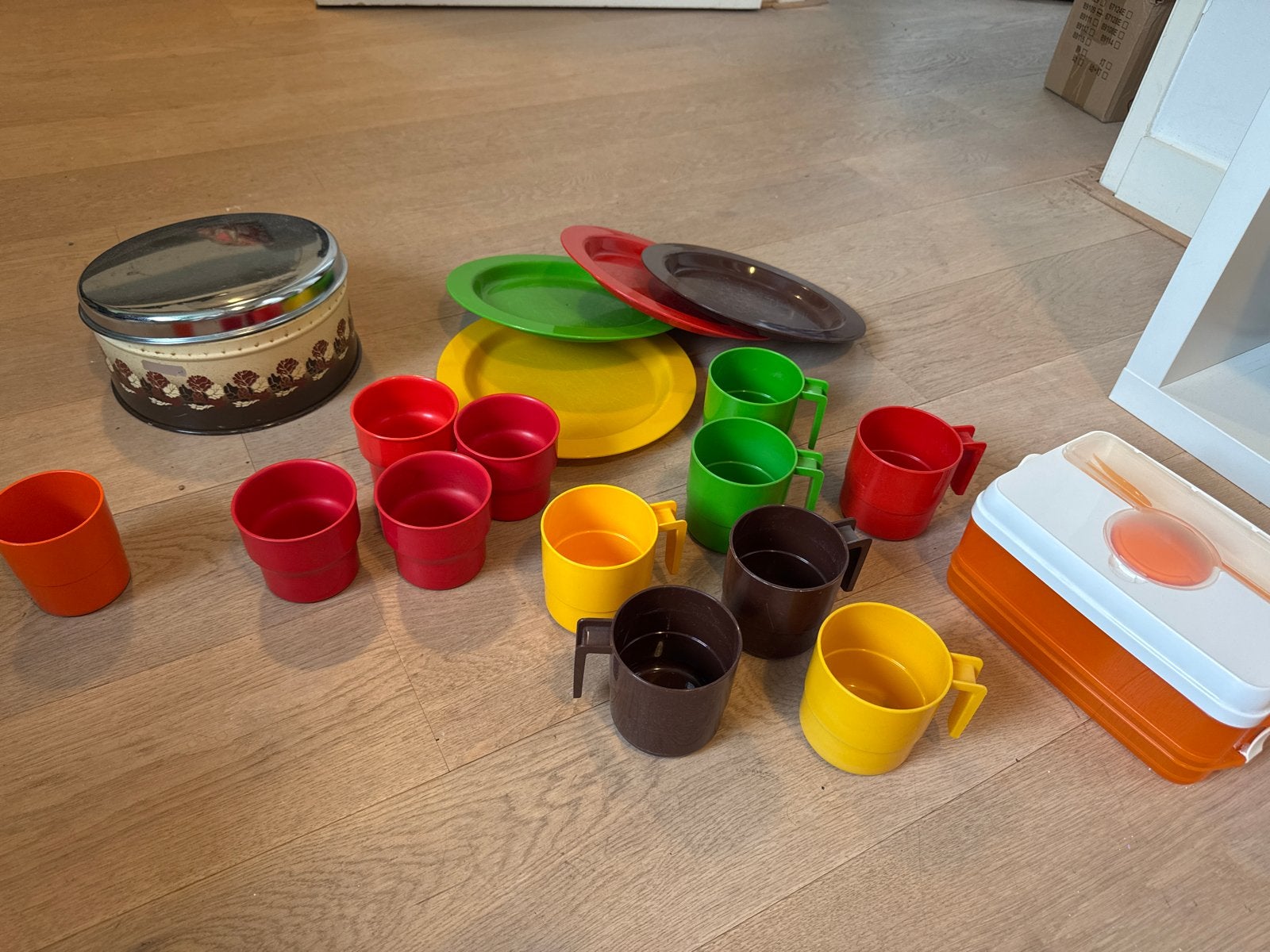 Vintage plastic serviesgoed: borden, bekers, trommel, Kunststof, Ophalen of Verzenden, Meerkleurig, Overige merken