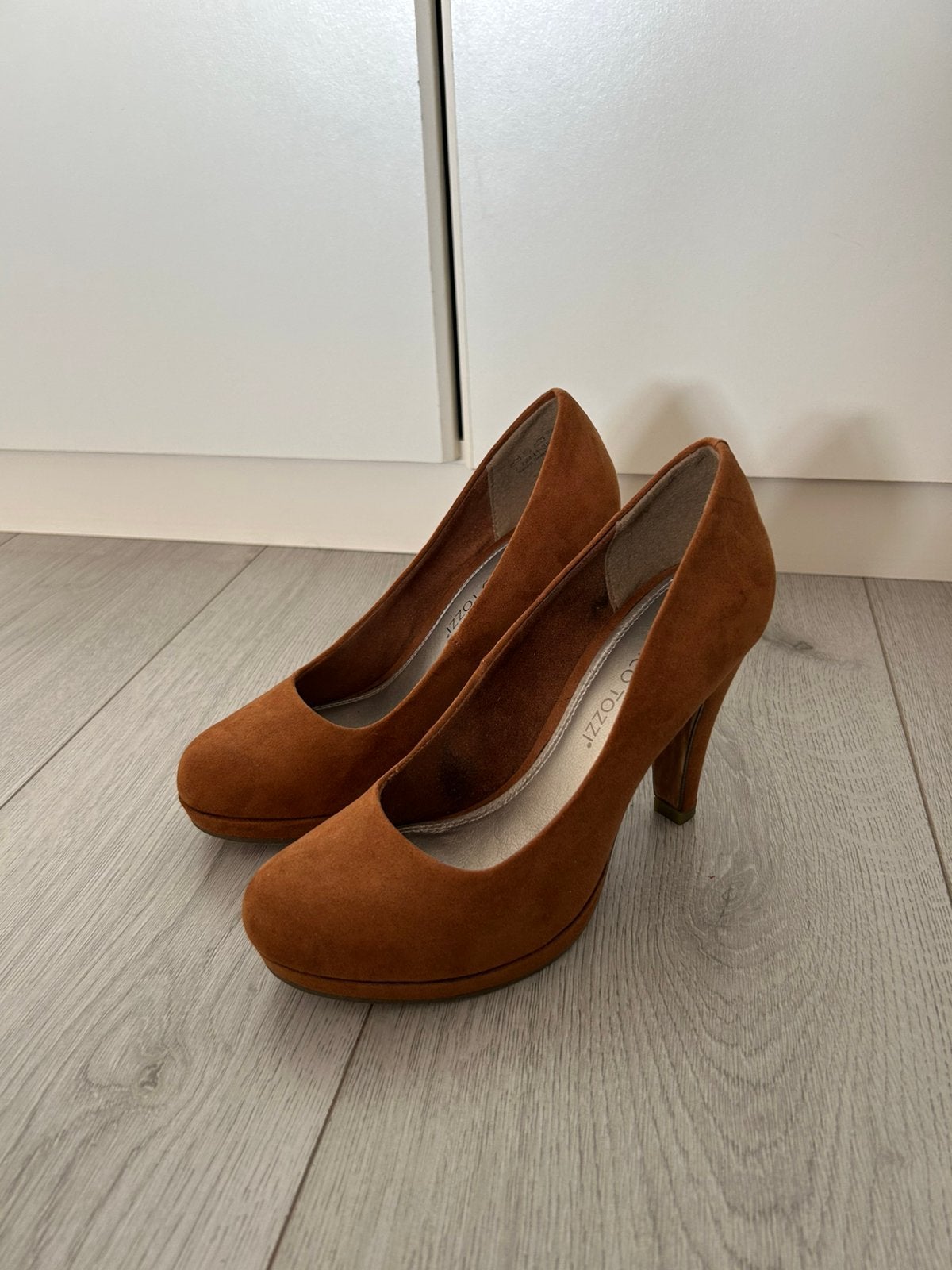 Suède pumps in cognac bruine kleur, Pumps, Bruin, Ophalen of Verzenden, Zo goed als nieuw